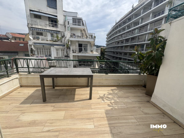 2 PIECES TERRASSE CARRE D'OR